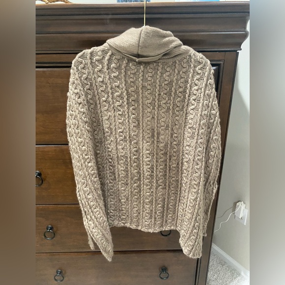 Poncho - Picture 5 of 6